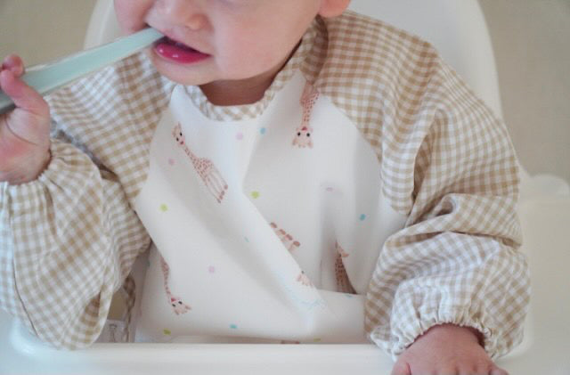 キリンのソフィー×Ribbon hakka kidsコラボ 袖付きお食事エプロン